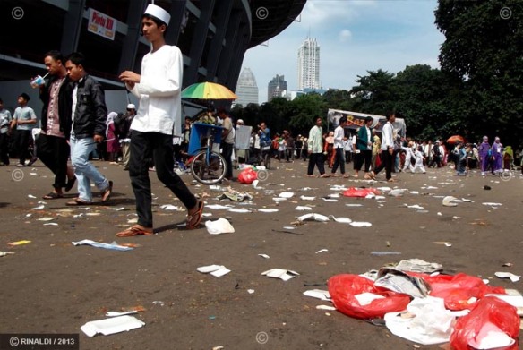 Ribuan massa Hizbut Tahrir Indonesia berkumpul di Stadion Gelora Bung Karno pada hari Minggu, 2 Juni 2013 untuk menghadiri Muktamar Khilafah. Tampak halaman depan stadion dipenuhi sampah, padahal sudah banyak spanduk larangan membuang sampah sembarangan. 